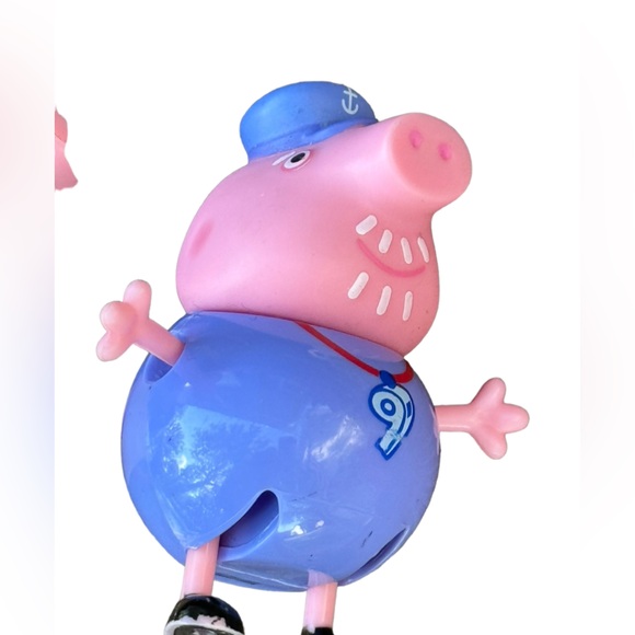 Disney Peppa Pig red family adventurous car with 4 figures - Picture 7 of 10